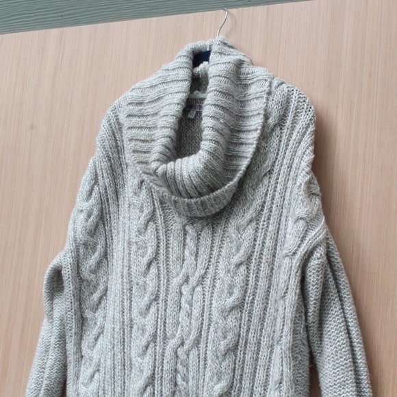 Jennifer Lopez Oversized Grey and White Sweater Size Medium - Picture 2 of 7